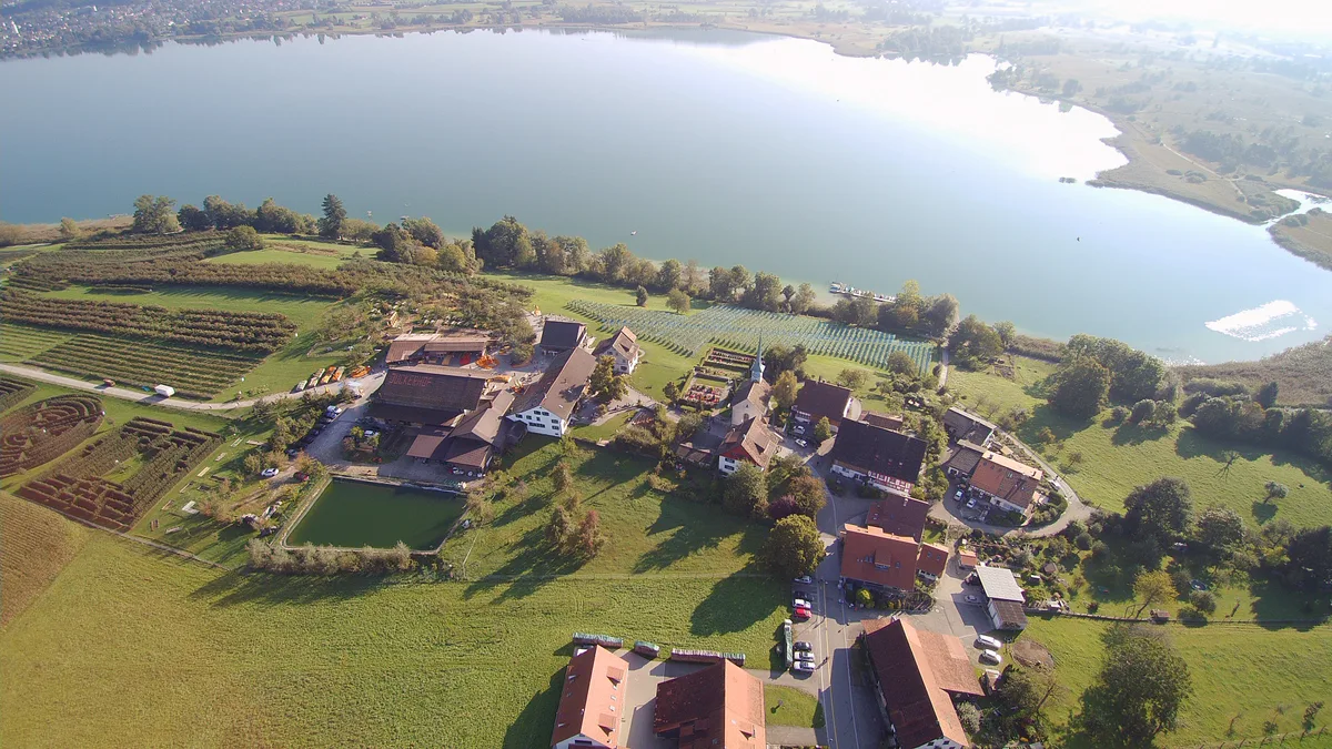 Luftaufnahme des Dorfs Seegräben am Pfäffikersee.